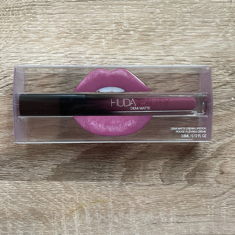 Huda Beauty: Demi Matte Liquid Lipstick